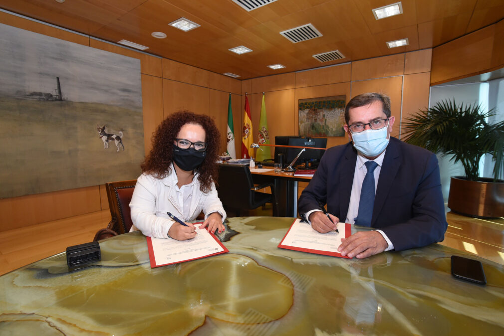 El presidente de la Diputación, José Entrena, acompañado por la diputada de Bienestar Social, Olvido de la Rosa