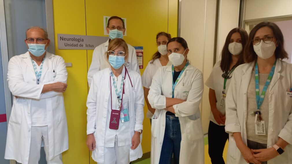 El jefe de servicio de Neurología, Adolfo Mínguez, segundo por la izquierda, junto a parte del equipo