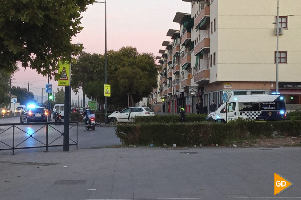 Accidente colisión coche contra farola estación de autobuses pedro temboury