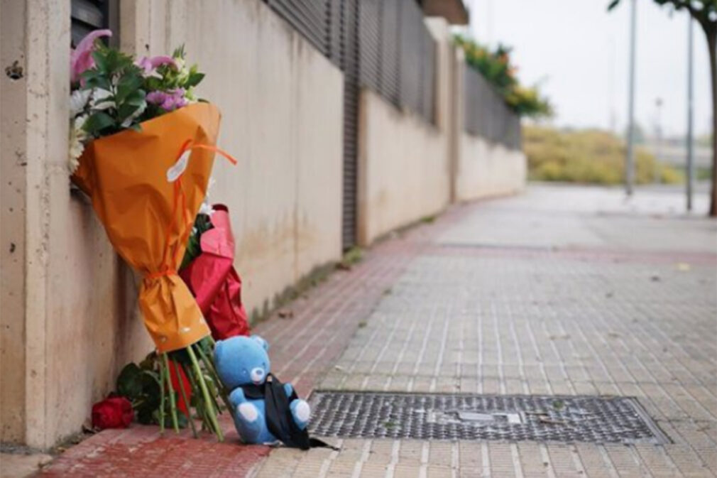 Flores y un peluche zona donde un hombre asesinó niño 9 años Lardero, La Rioja - Foto Iñaki Berasaluce - Europa Press