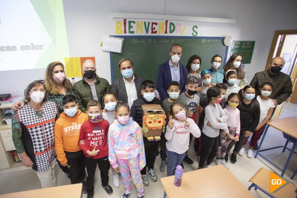 Jacobo Calvo presenta el programa educativo lo organico ya tiene colo en el colegio los Arrayanes de Granada