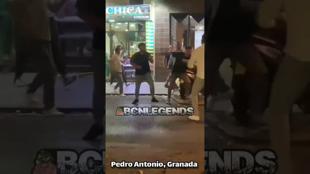 Un-joven-golpea-a-otro-con-una-silla-en-la-cabeza-durante-una-brutal-pelea-en-Pedro-Antonio