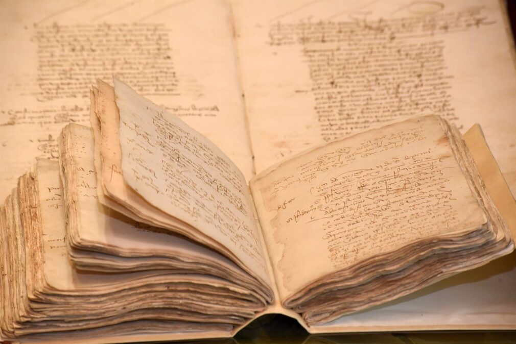 Granada.- Diputación cede al Ayuntamiento de Baza el primer libro de actas del municipio, fechado en 1492