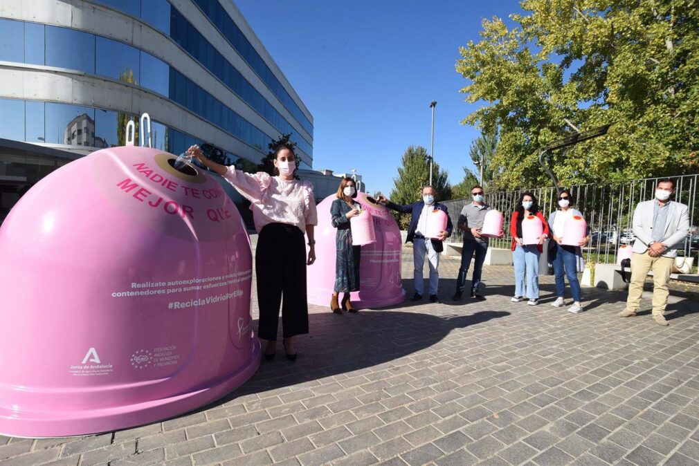 Granada.- La Diputación y Ecovidrio promueven el reciclaje con contenedores rosas contra el cáncer de mama
