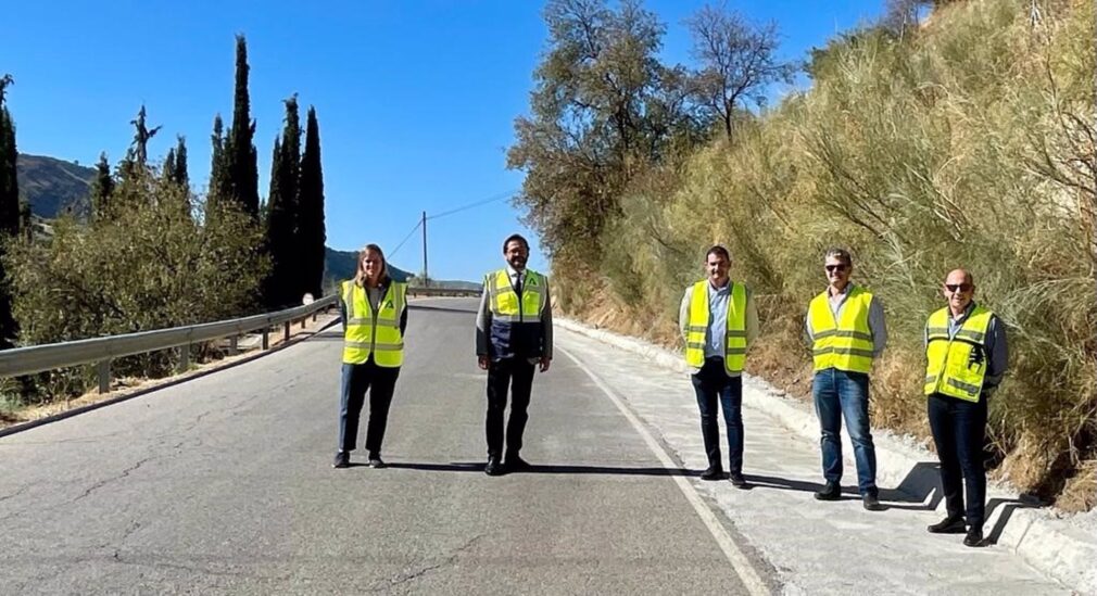 El delegado territorial, Antonio Granados, comprueba el estado de varios puntos de la carretera de Algarinejo.