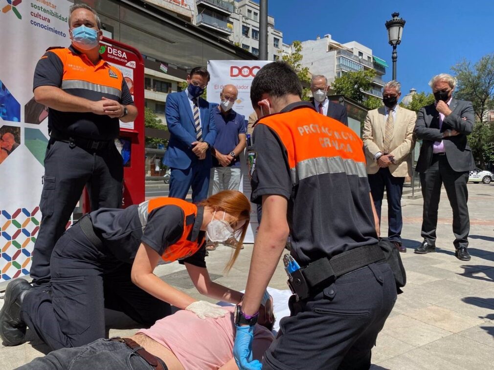 Granada.- Uno de los desfibriladores instalados en las calles de Granada permite salvar la vida a un ciudadano