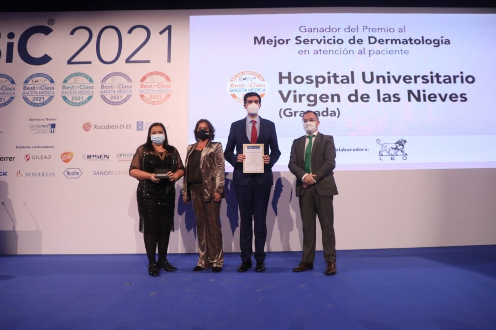 El jefe de servicio de Dermatología, Salvador Arias, recoge el premio junto a la viceconsejera de Salud, Catalina García , y la directora gerente del hospital, María Ángeles García Resacalvo