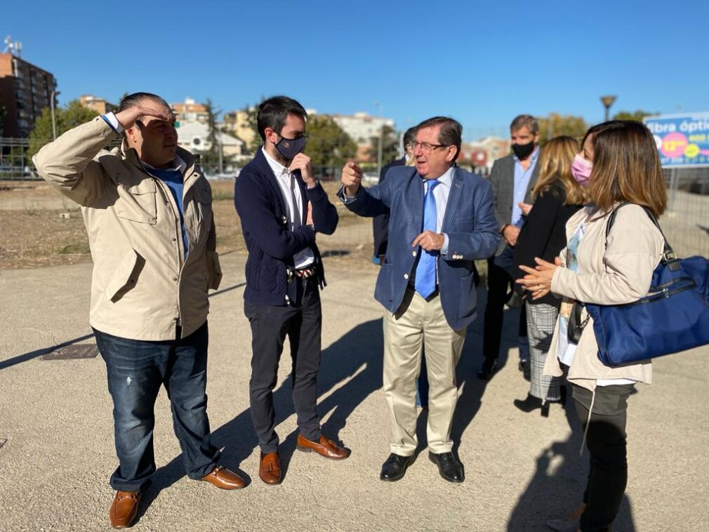 Imagen de la visita del coordinador del Grupo Municipal del PP en el Ayuntamiento de Granada, Luis González, a la Plaza Rafael Guillén. - PP DE GRANADA