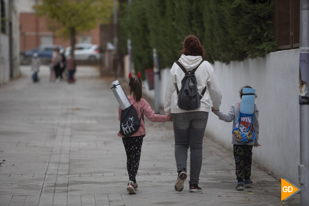 Alumnos Niños yendo al colegio Colegio Abencerrajes de Granada