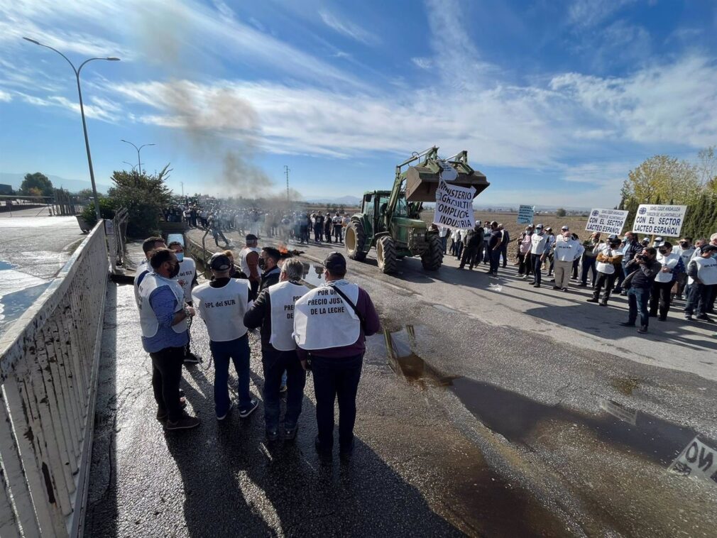 Granada.- Productores de Leche recrudecen las protestas e irrumpen en las instalaciones de Lactalis Puleva