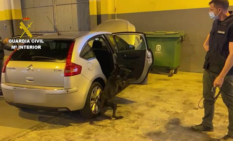 La Guardia Civil detiene en el puerto de Motril a un hombre que transportaba en su vehículo casi doce kilos de hachís