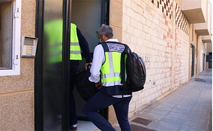 Policía Nacional entra en el inmueble donde han fallecido una mujer y sus dos hijos menores en Almería FOTO Rafael González - Europa Press