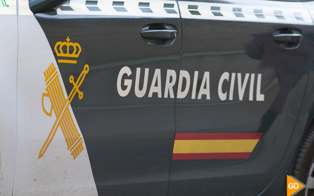 Un guardia civil fuera de servicio salva a una mujer y a su hijo cuyo coche iba a empezar a arder