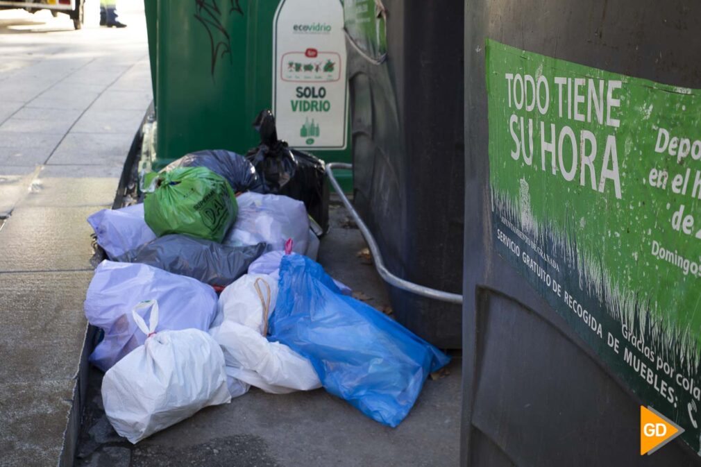 Recogida de basura fuera de contenedores Carlos Gijón_