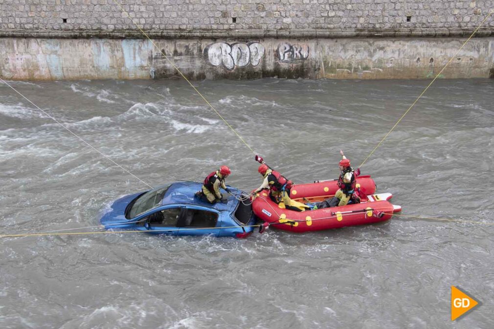 Simulacro de bomberos en el rio Genil Carlos Gijón_-7