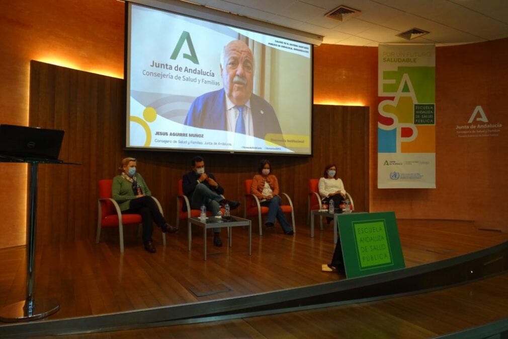 El Consejero de Salud y Familias, Jesús Aguirre da la bienvenida a los asistentes a la Jornada de Calidez del Sistema Sanitario junto a la Viceconsejera, Catalina García, el Director General de Cuidadados Sociosanitarios, José Repiso, la directora gerente de la EASP, Blanca Fernández-Capel y la directora del Plan de Humanización del Sistema Sanitario Público de Andalucía, Chelo Artero.