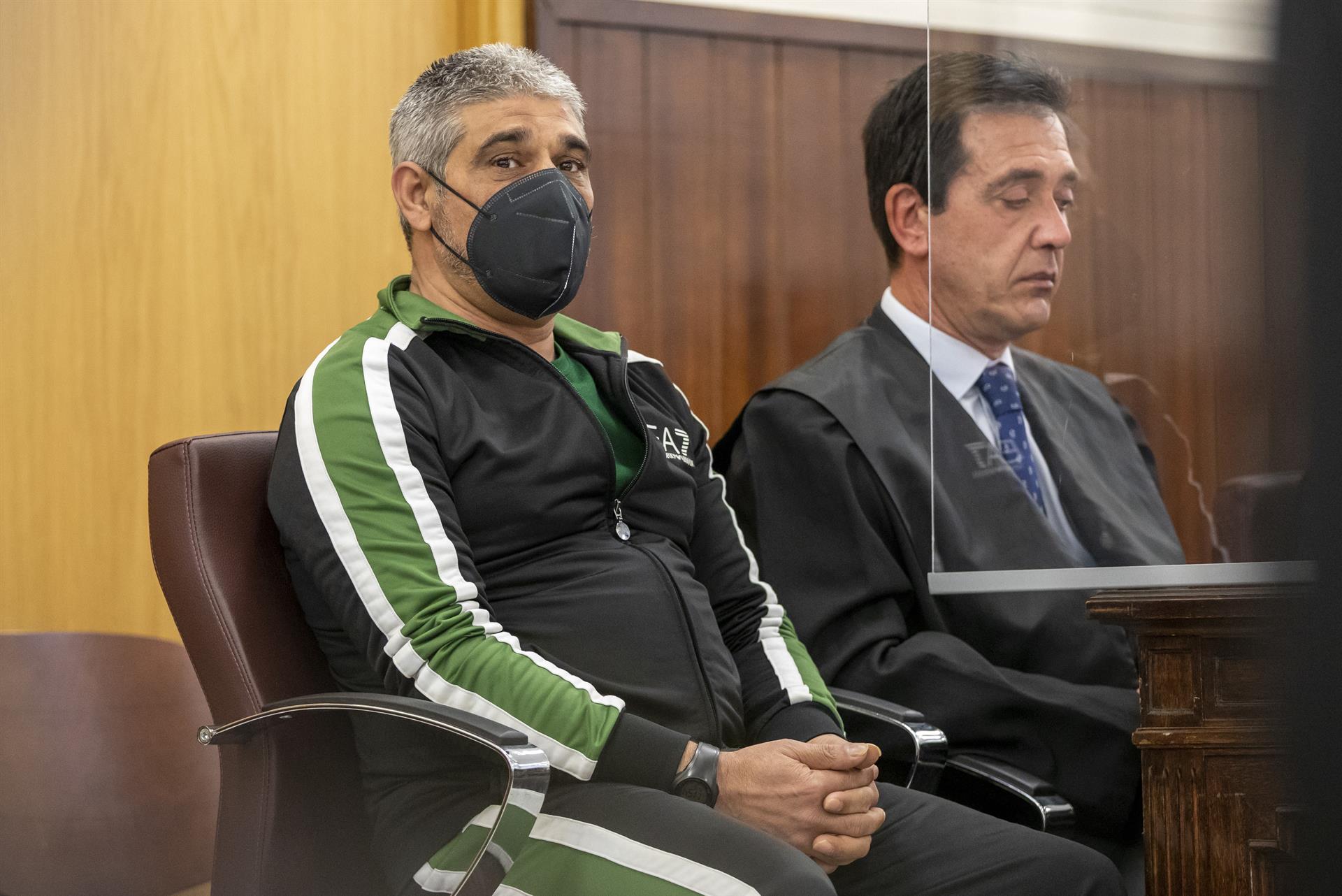 Bernardo Montoya, acusado de la agresión sexual y asesinato de Laura Luelmo, en la sala de la Audiencia de Huelva. - A. Pérez - Europa Press