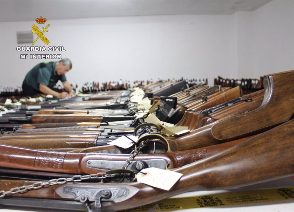 La X Zona de la Guardia Civil subasta 194 armas, entre las que se encuentran pistolas, escopetas y una ballesta