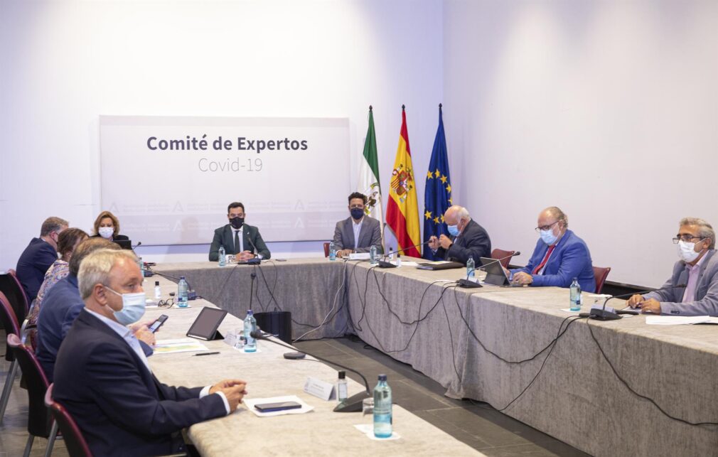 Archivo - El presidente de la Junta de Andalucía, Juanma Moreno (c), durante la reunión Consejo Asesor de Alertas de Salud Pública de Alto Impacto (Comité de Expertos). A 28 de septiembre de 2021, en Sevilla (Andalucía, España). - María José López - Europa Press - Archivo