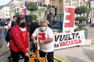 Granada.- Reclaman la reapertura de la línea férrea Guadix-Baza en la protesta de la 'España vaciada' ante el Congreso 01/04/2021 Protesta de la 'España Vaciada' ante el Congreso de los Diputados. SOCIEDAD AMIGOS DEL FERROCARRIL COMARCA DE BAZA