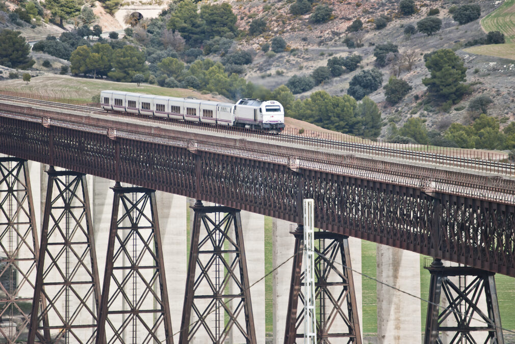 Tren sobre puente