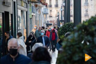 Ciudadanos pasean con mascarilla por las calles de Granada