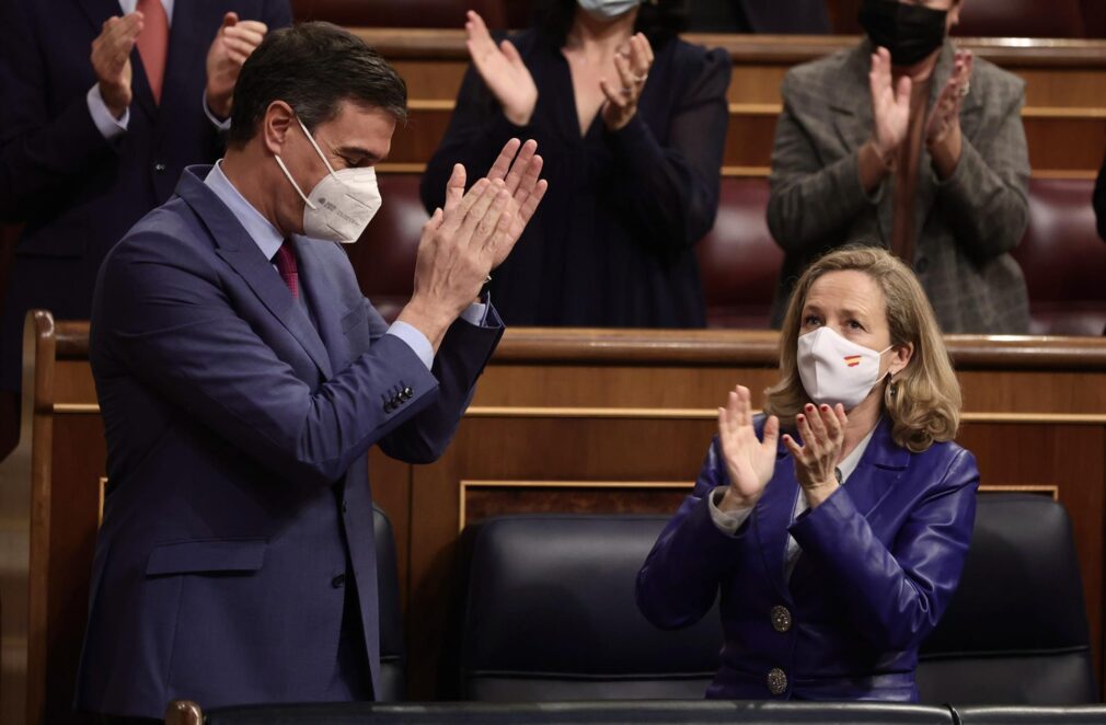 El presidente del Gobierno, Pedro Sánchez, y la vicepresidenta primera, Nadia Calviño, celebrando la aprobación PGE Congreso - Eduardo Parra - Europa Press