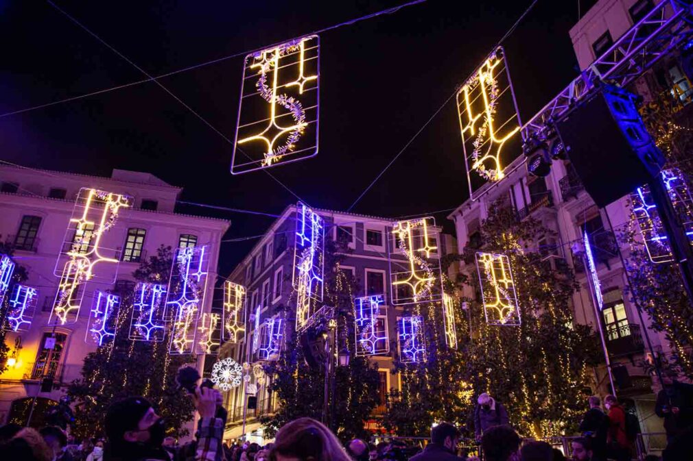 FOTOS Granada celebra la llegada oficial de la Navidad con el encendido del alumbrado desde la Plaza del Carmen-8