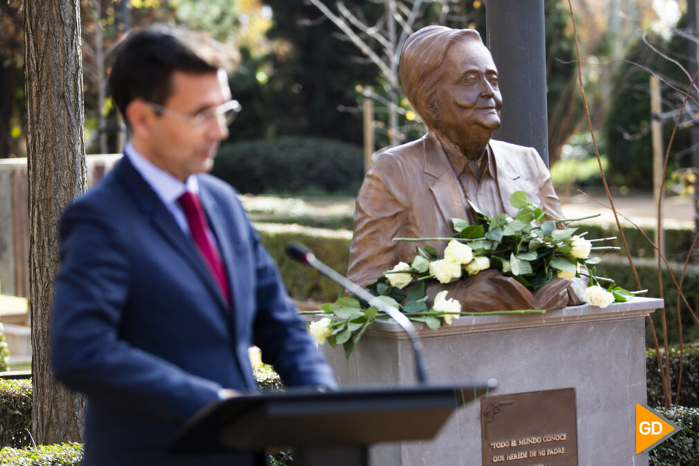 inauguración de la escultura de la escritora Mariluz Escribano