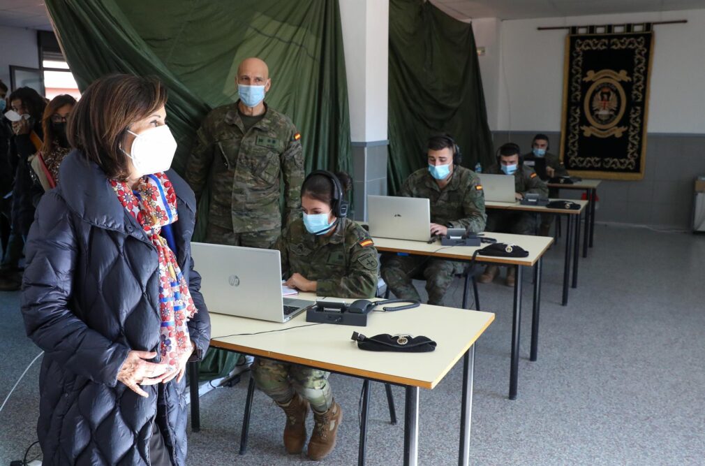 La ministra de Defensa, Margarita Robles militares rastreadores