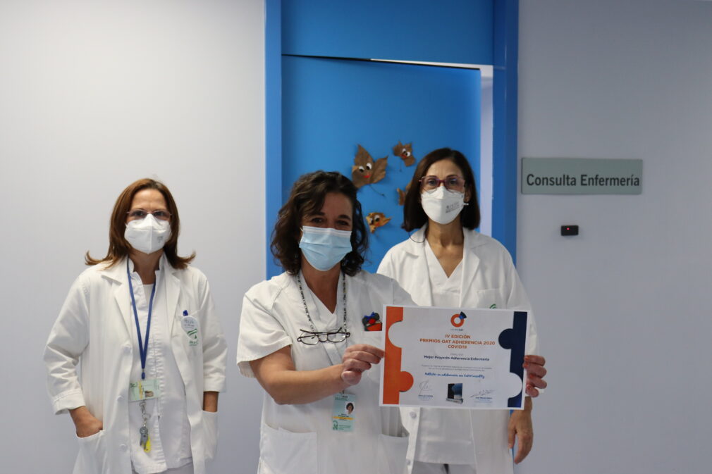 Mónica Rodríguez, en el centro, muestra el diploma acreditativo junto a responsables de Enfermería