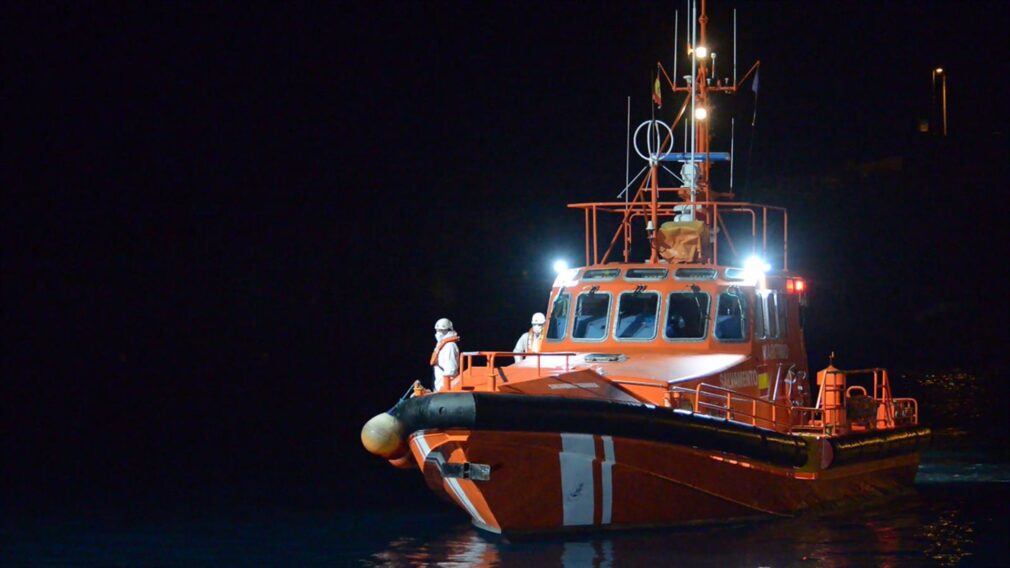 Granada.- Sucesos.- Trasladados en buen estado a Motril 18 inmigrantes, uno de ellos menor, rescatados de una patera