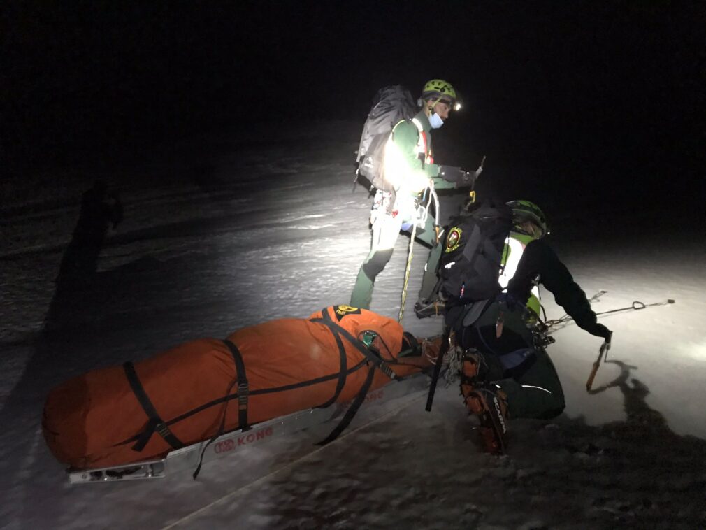 La Guardia Civil rescata en Sierra Nevada a un matrimonio y sus tres hijos tras sufrir la mujer una caída 2