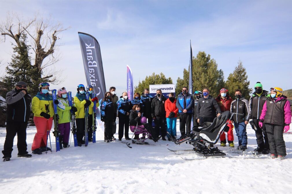 Granada.- Turismo.- Sierra Nevada renueva los equipos de esquí adaptado gracias al apoyo de Caixabank y Salomon