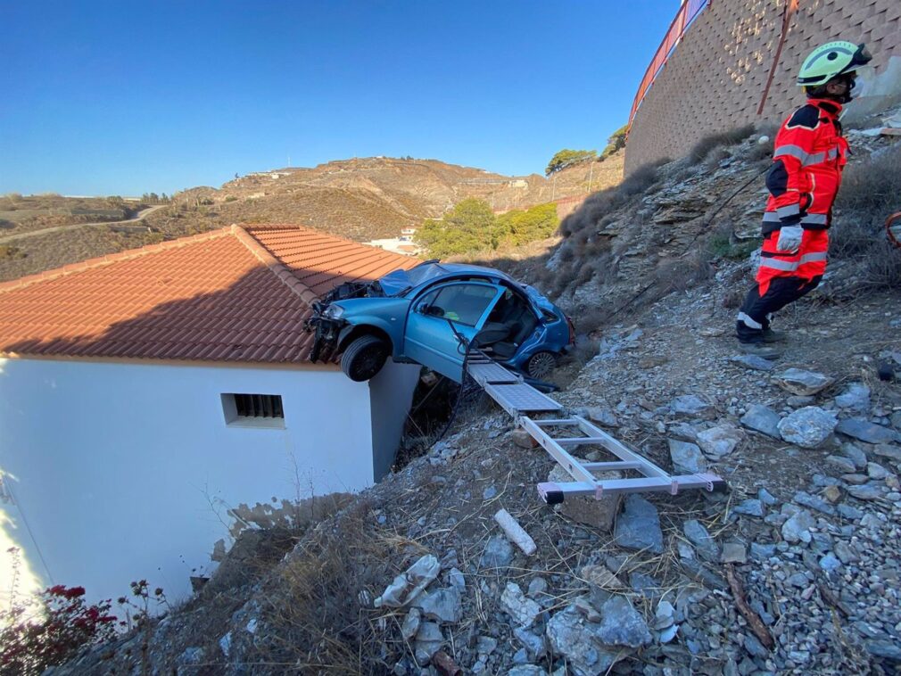 Granada.- Sucesos.- Herido tras salirse de la vía su vehículo y caer sobre el tejado de una casa en La Rábita