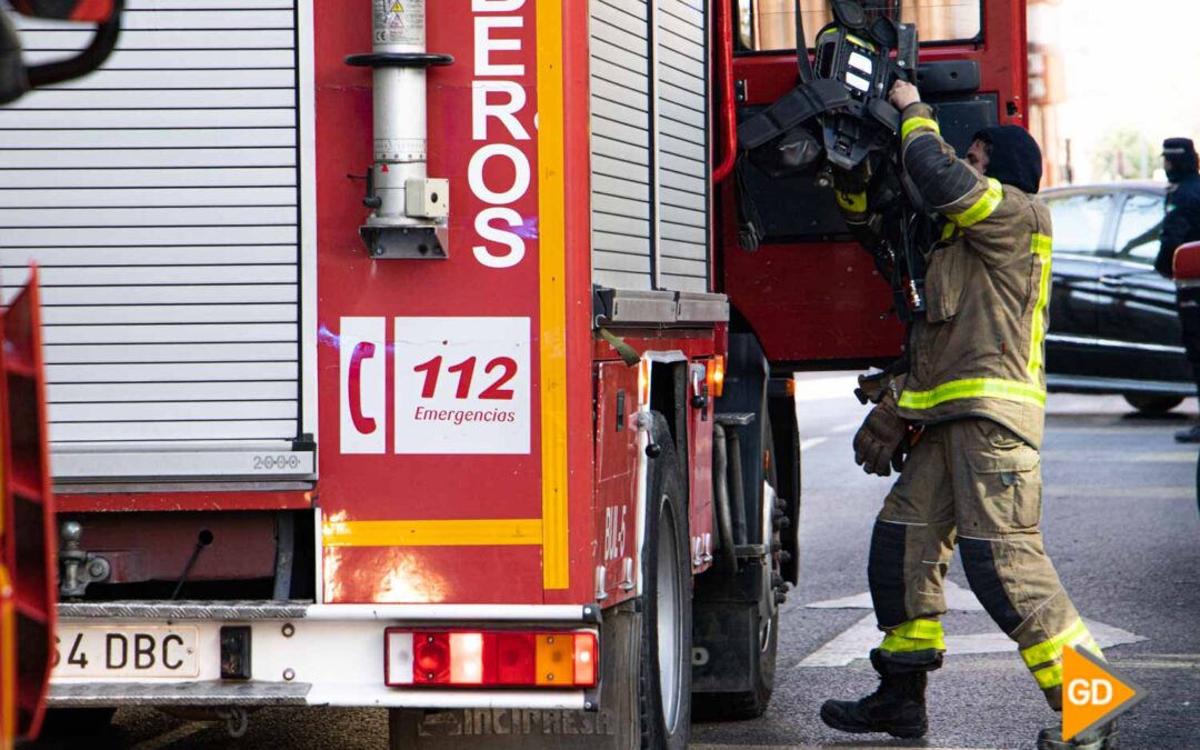 Dos heridos por inhalación de humo tras el incendio de un piso en Granada