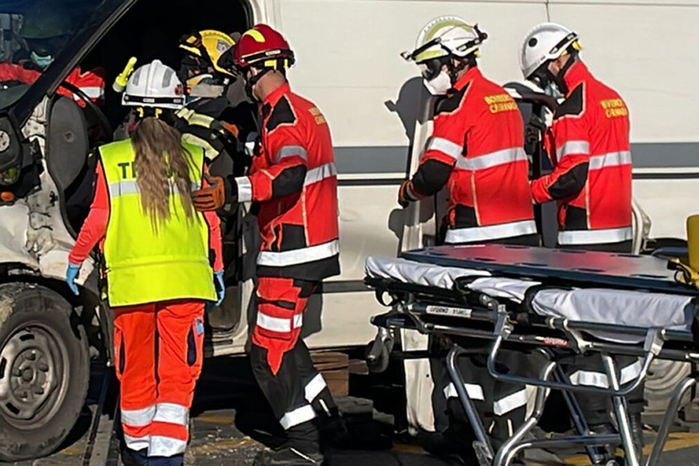 Bomberos de Granada y sanitarios durante una asistencia.