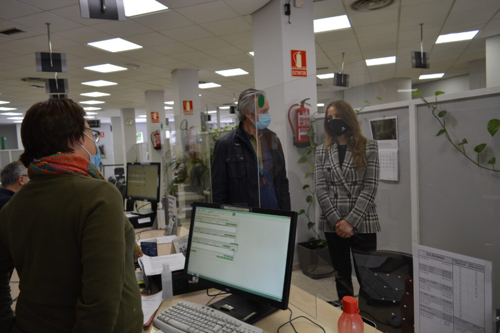 La delegada territorial de Empleo, Virginia Fernández, en su visita a la oficina SAE de Loja. - JUNTA DE ANDALUCÍA