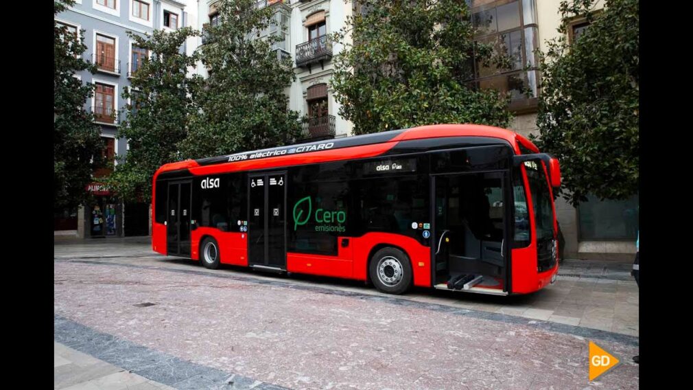 El-Ayuntamiento-de-Granada-incorpora-al-transporte-publico-el-primer-autobus-100-electrico