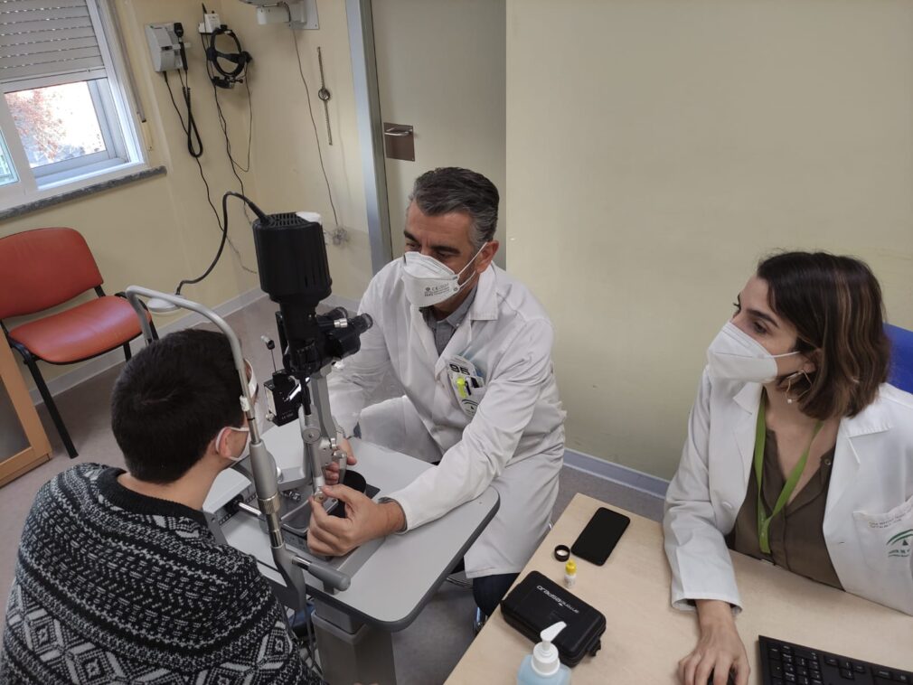 El oftalmólogo Antonio Espejo y la internista Nuria Navarrete en la consulta de uveítis