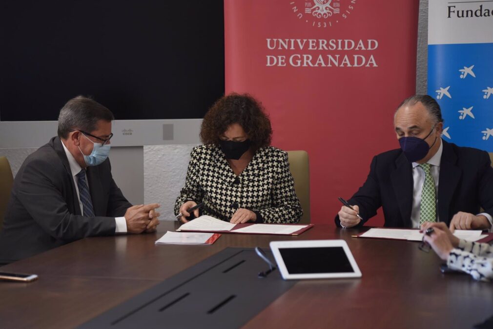 El presidente de la Diputación de Granada, José Entrena, la rectora de la Universidad de Granada, Pilar Aranda, y el director territorial de CaixaBank en Andalucía oriental, Juan Ignacio Zafra, en la firma del convenio.