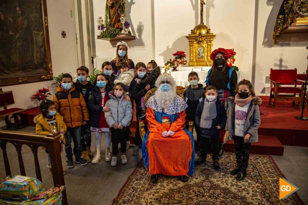 FOTOS - El Rey Gaspar visita a los niños de la calle Elvira en la Parroquia de San Andrés - Javi Gea-10