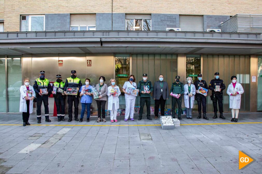 FOTOS Entrega de juguetes a niños ingresados en el Hospital Materno-Infantil por parte de efectivos de la Fuerzas y Cuerpos de Seguridad y Asociación Sonrisas (9)