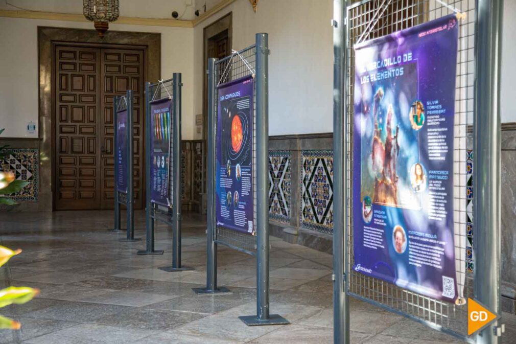 FOTOS inauguran la exposición 'AstrónomAs', en el patio del Ayuntamiento-6