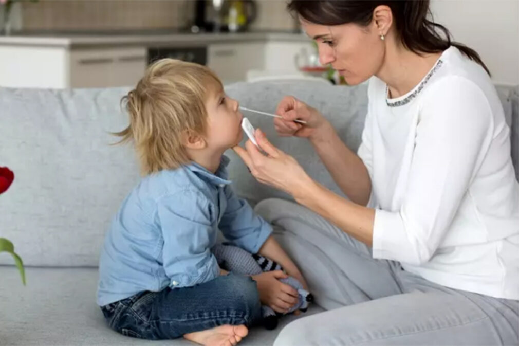 Madre realizando un test de antígenos a su hijo en casa. Covid-19. - TATYANA_TOMSICKOVA-ISTOCK - Archivo