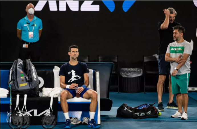 Novak Djokovic descansa durante un entrenamiento para el Abierto de Australia 2022 - Foto AAPIMAGE - DPA