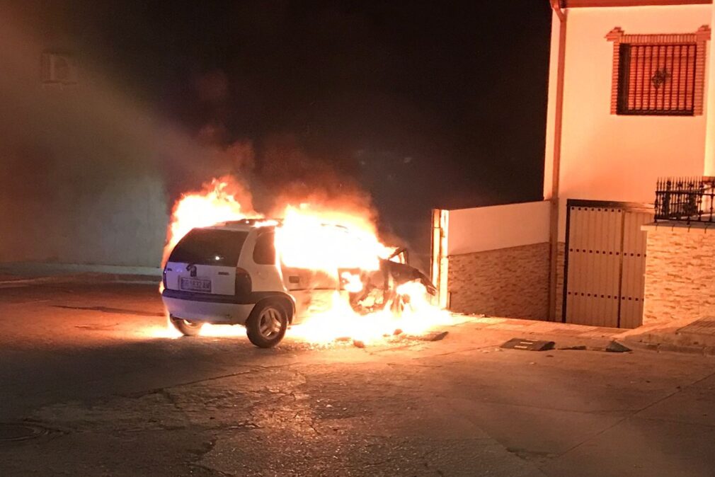 Sacan semiinconsciente de un coche en llamas en Moraleda de Zafayona