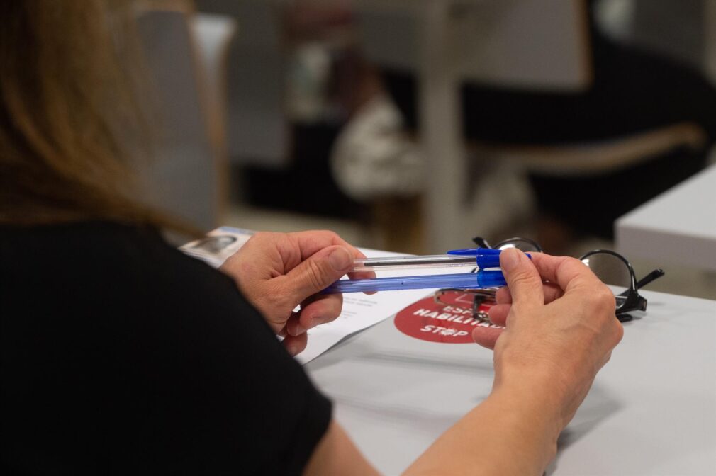 Una opositora espera antes de hacer el examen de oposición, foto Javi Carrión - Europa Press - Archivo