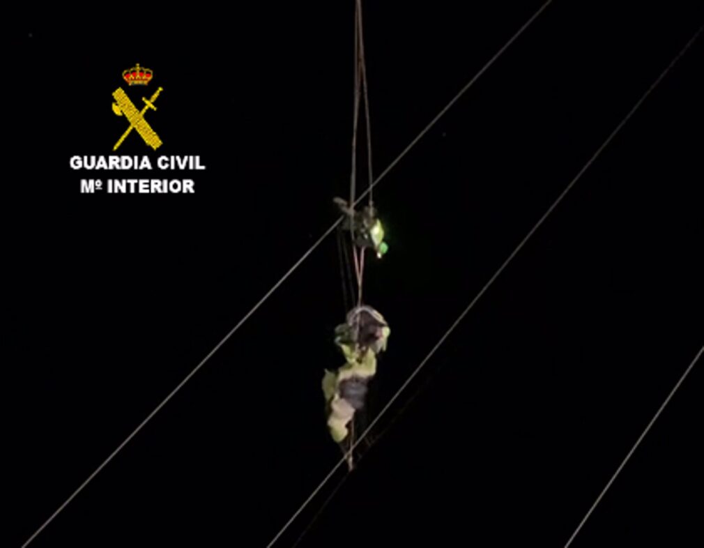 Granada.- Sucesos.- Rescatado un parapentista que se quedó atrapado en unos cables de alta tensión a 40 metros de altura