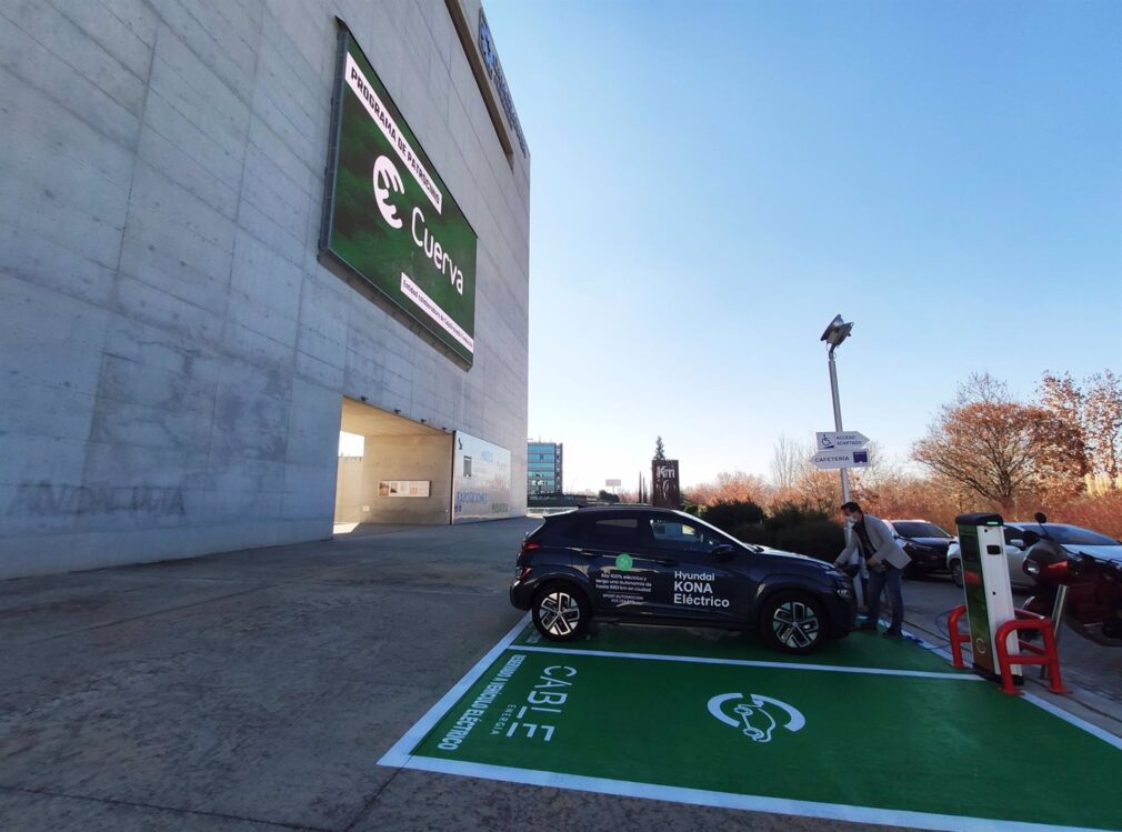 Granada.- CajaGranada Fundación instala puntos de carga de coches eléctricos en el parking de su centro cultural
